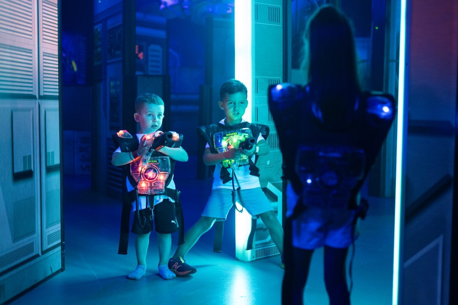 Joueurs en action dans l'arène laser tag de Laser Force Drummondville