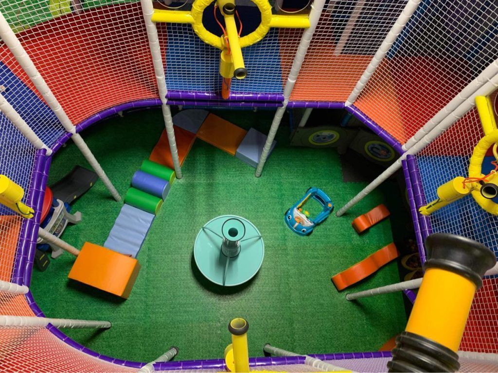 Enfants jouant dans le module de jeux Drummondville