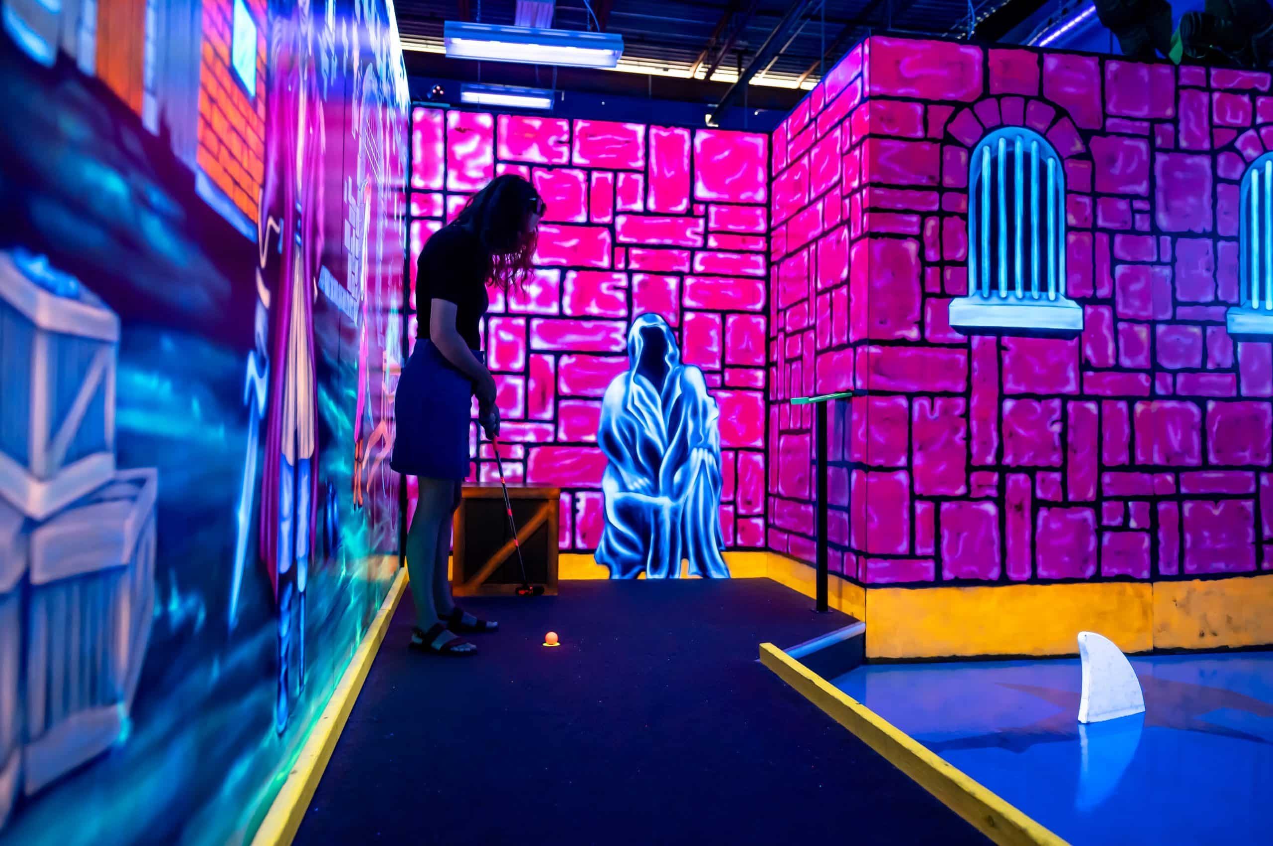 Groupe jouant au mini-golf fluo Laser Force