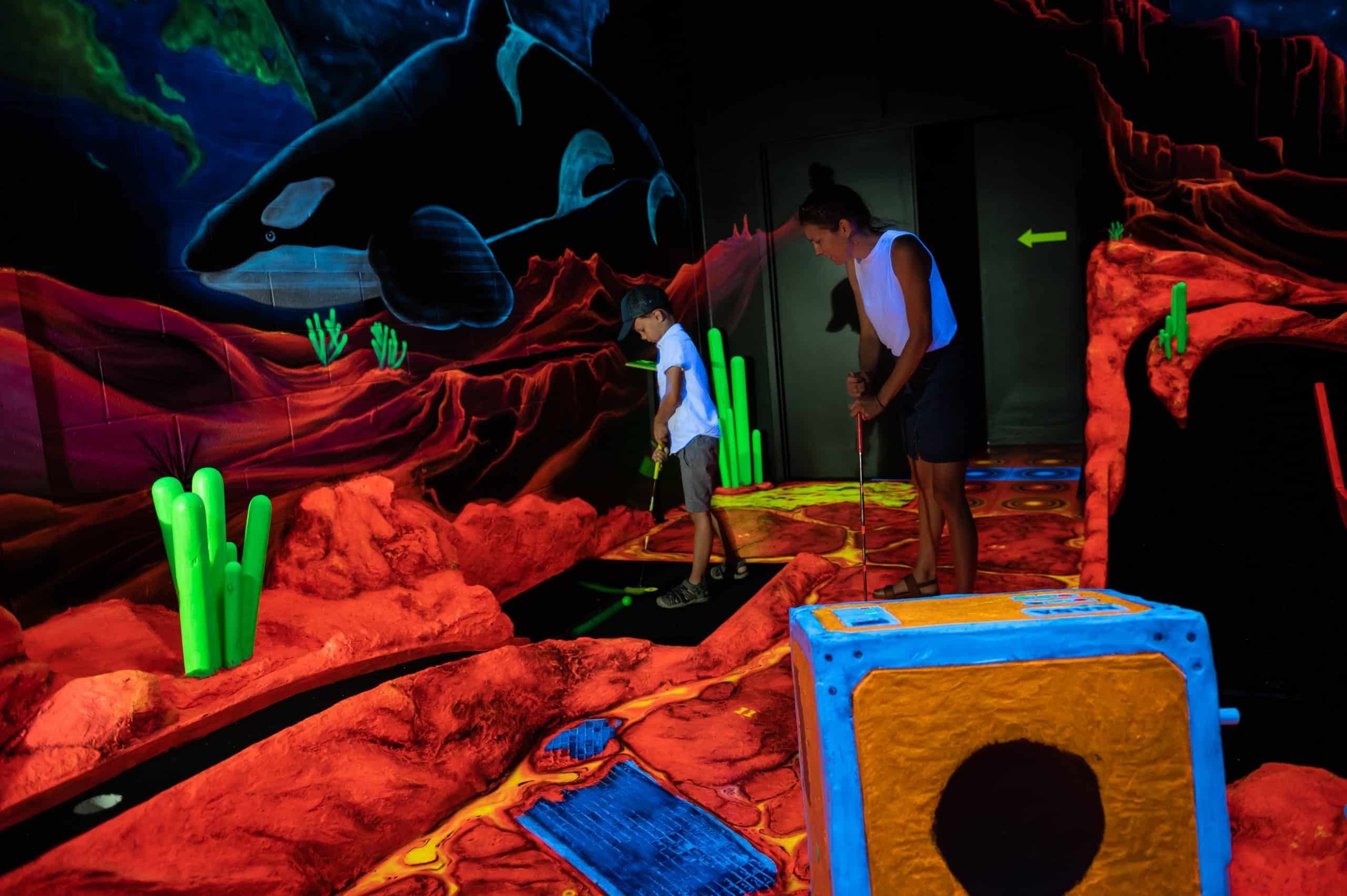 Univers thématique fluo mini-golf Drummondville