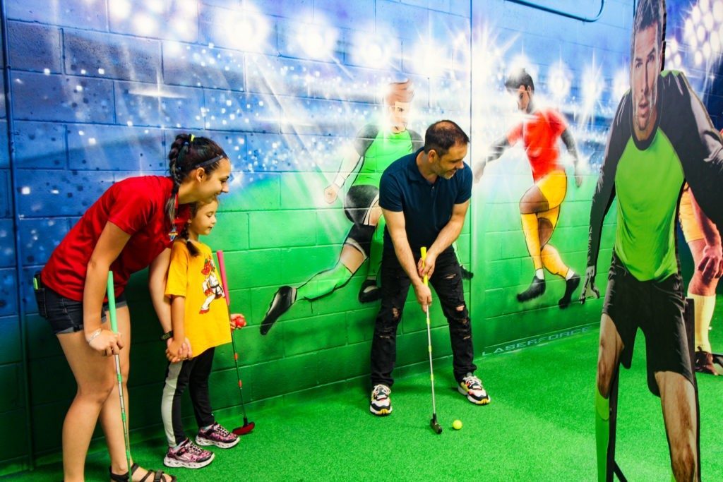 Décors fluo mini-golf Laser Force Drummondville