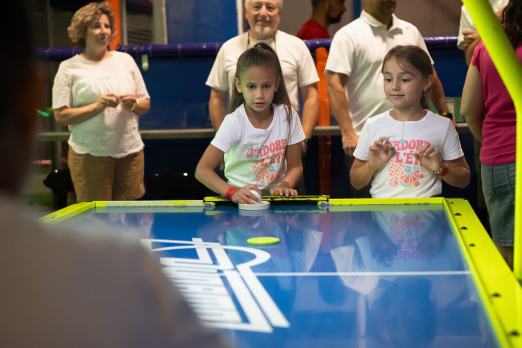 Enfants aux arcades entre deux activités Laser Force