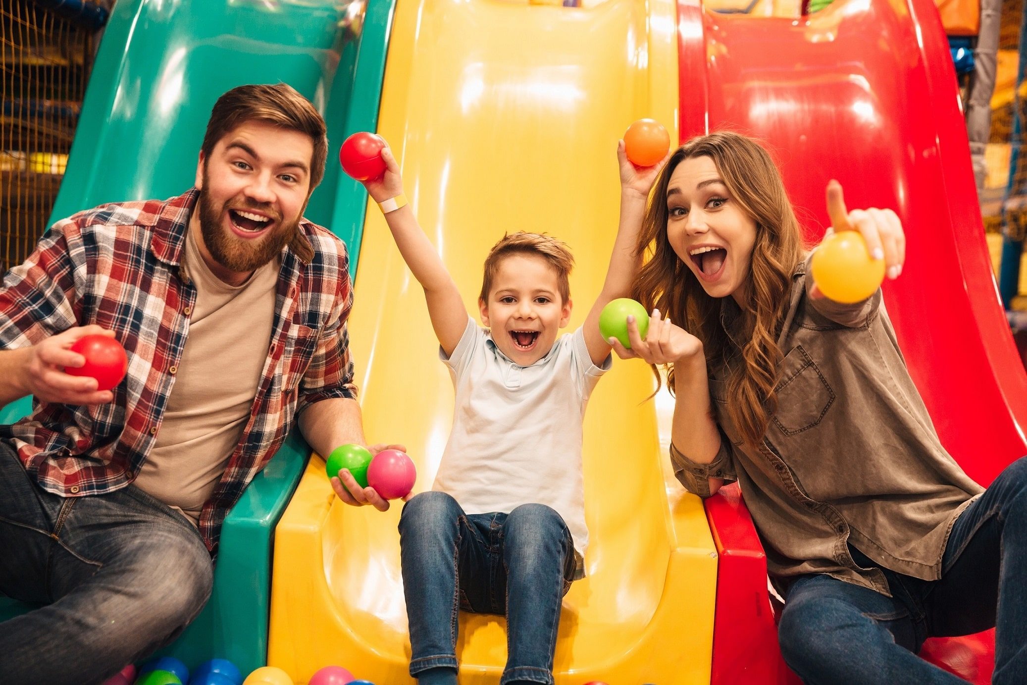 Enfants s'amusant dans le module de jeux 3 à 9 ans
