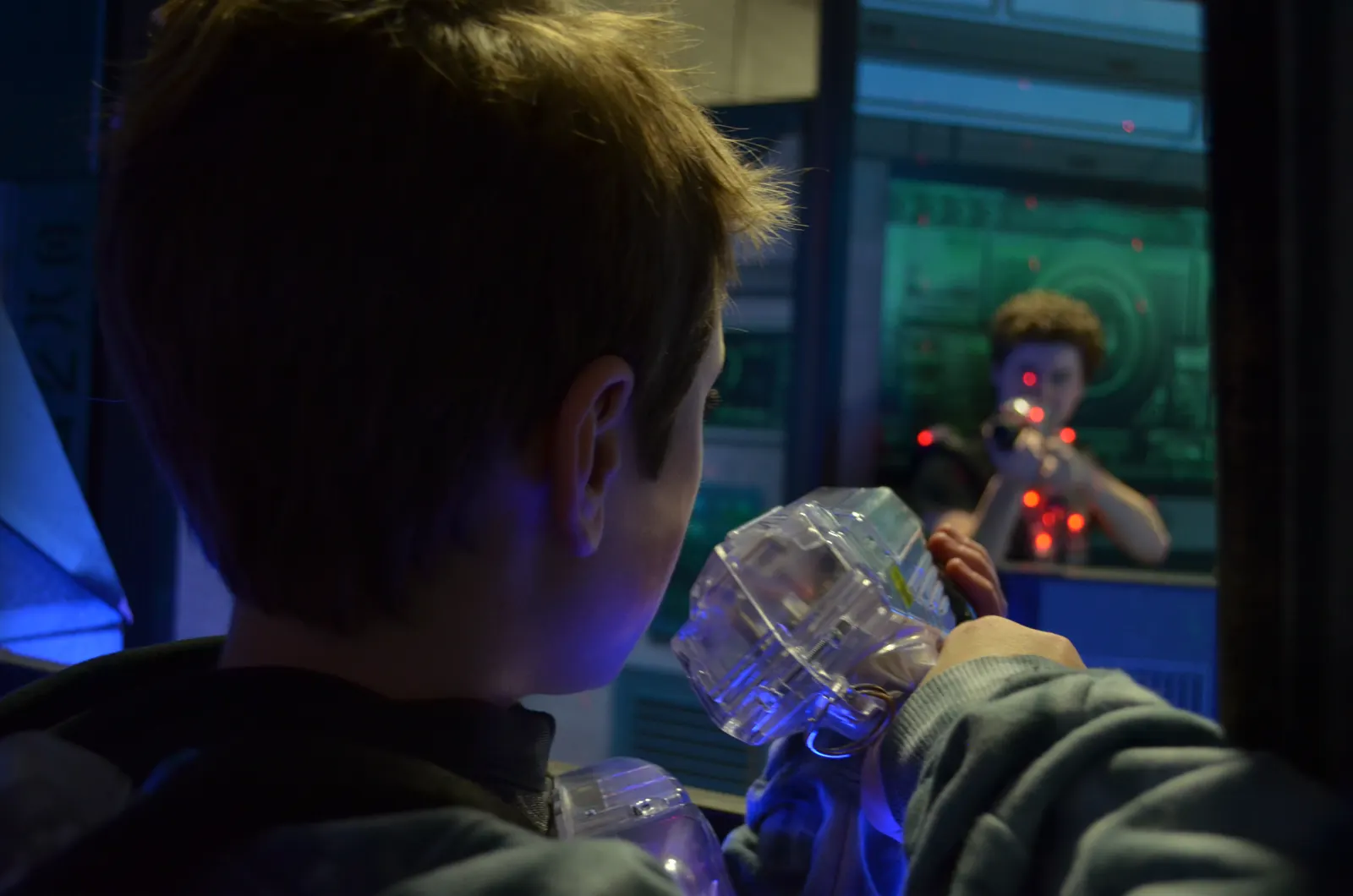 Jeunes qui jouent au laser tag pendant une sortie de fin de semaine à Drummondville