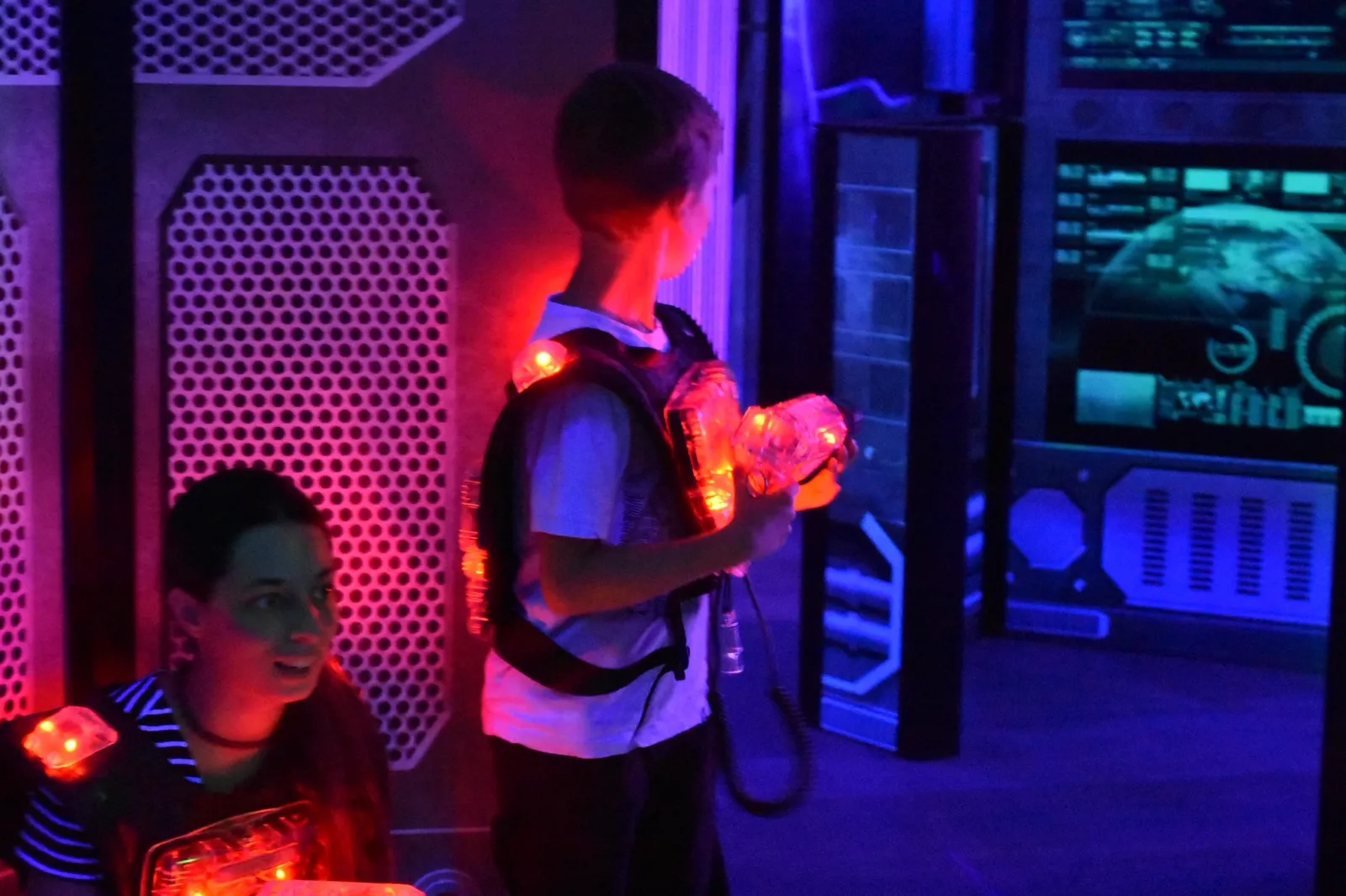 Joueurs laser tag action Laser Force Drummondville